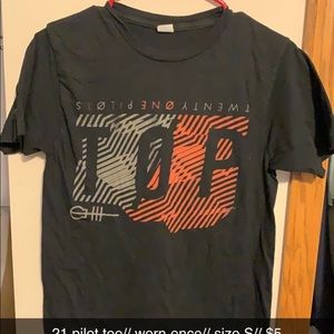 21 pilot graphic tee